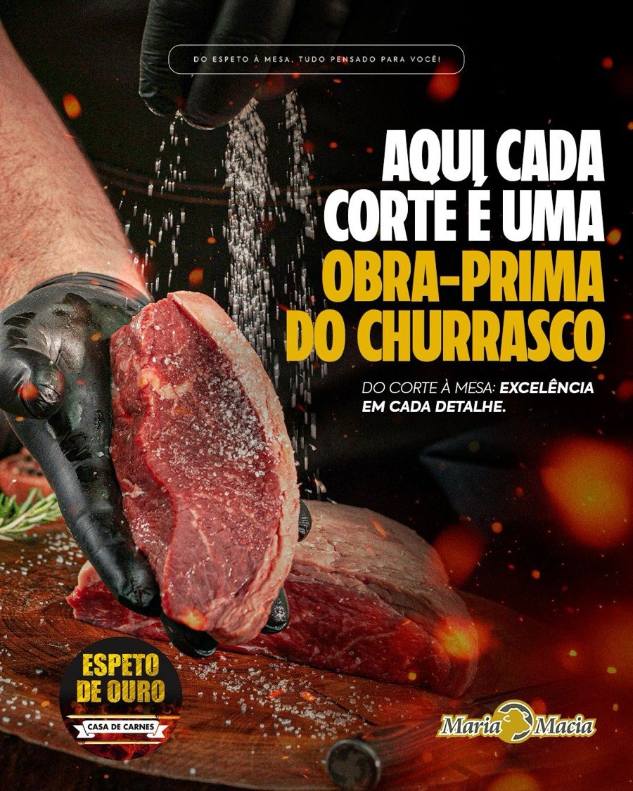 Açougueiro temperando corte de carne com sal grosso